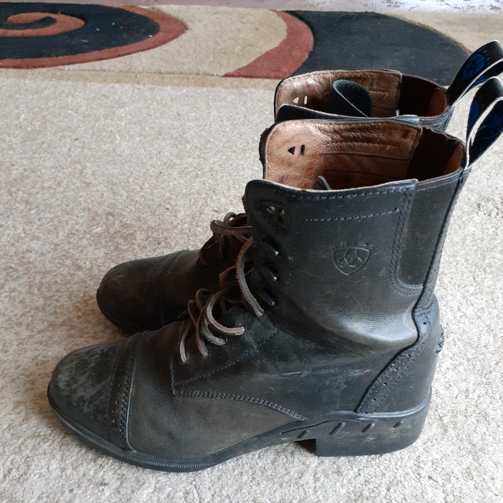 Ariat 7.5b lace up leather boot